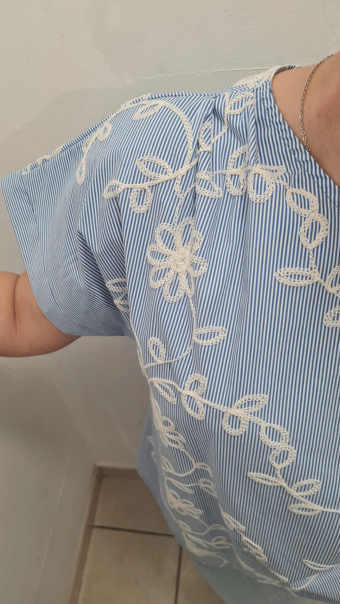 Top a Righe con Ricamo Floreale e Fiocco