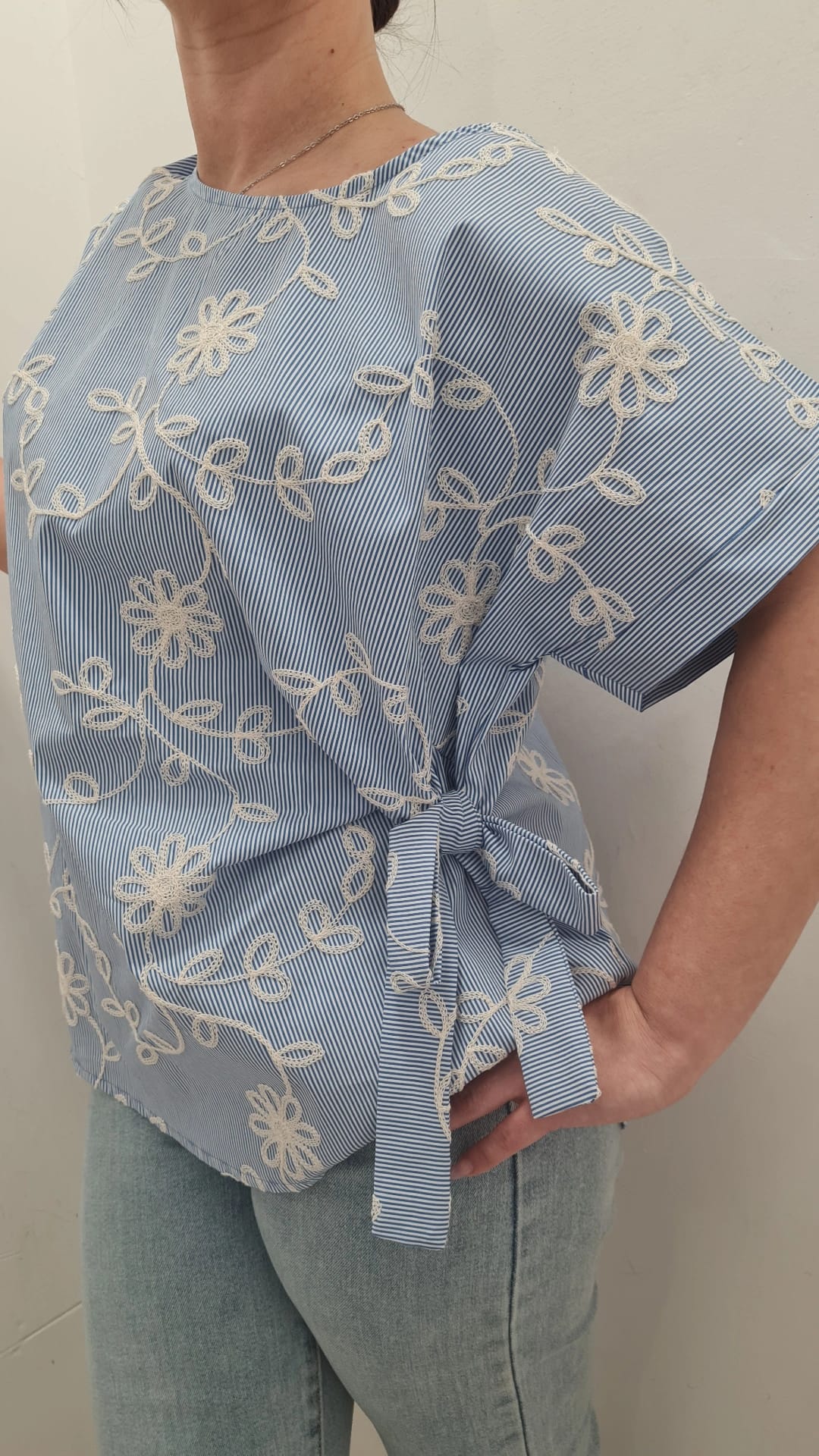 Top a Righe con Ricamo Floreale e Fiocco