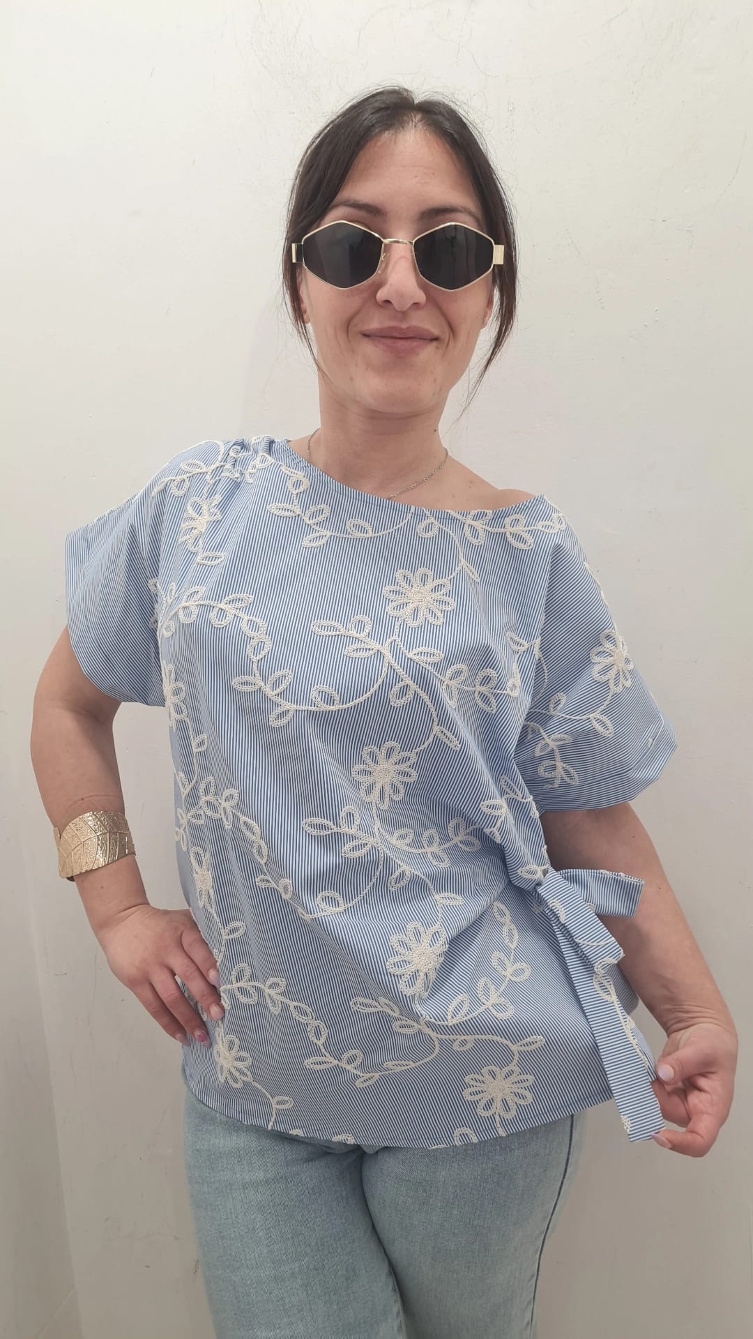 Top a Righe con Ricamo Floreale e Fiocco