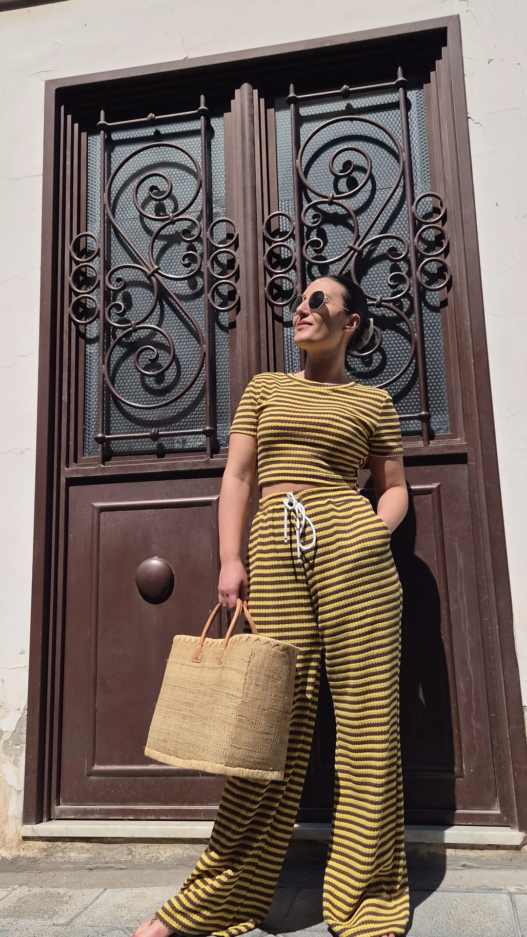 Borsa in paglia con manico in legno, look estivo donna