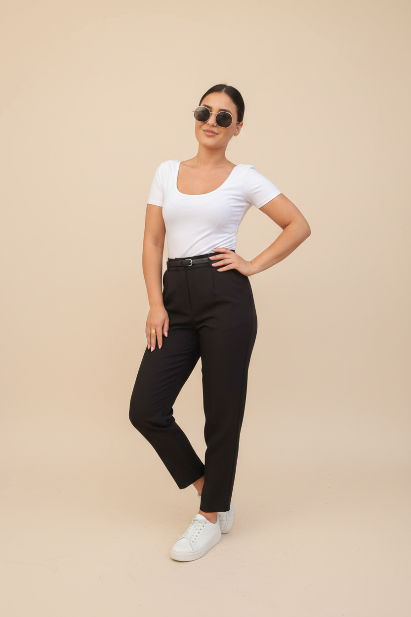 Top basic bianco manica corta indossato con pantalone nero